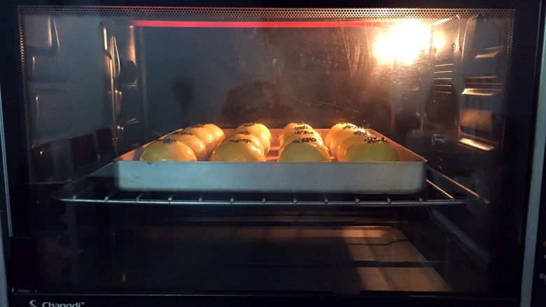 蛋黄酥,放入预热好的烤箱，上火120度，下火150度，中层20-25分钟