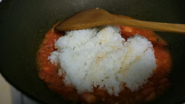 懒人料理番茄葱花炒饭,米饭翻炒均匀。
