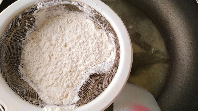 甜品诱惑~棉花纸杯奶油蛋糕,快速筛入低筋面粉，并不停的搅拌