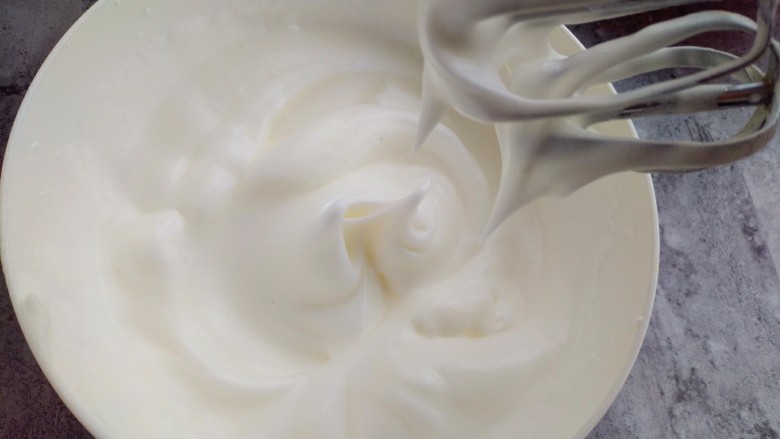 甜品诱惑~棉花纸杯奶油蛋糕,剩余的20克白糖每搅打1-2分钟加入一次，分两次加入，直到蛋白硬性发泡，提起打蛋器，顶部的蛋白成三角状竖立，不会弯曲