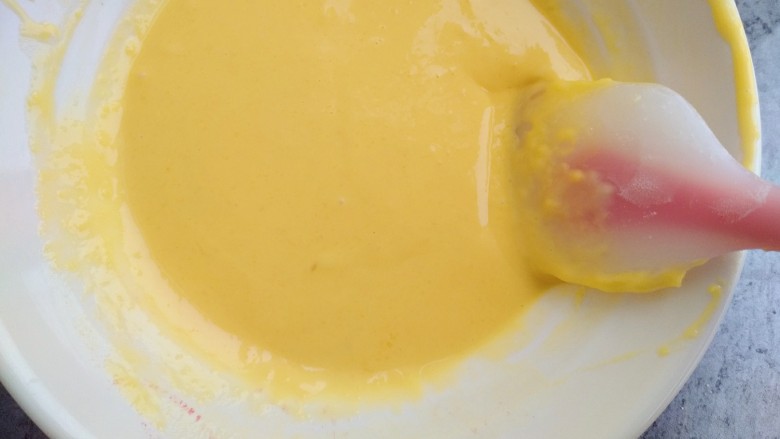 甜品诱惑~棉花纸杯奶油蛋糕,晾凉的面糊放入牛奶鸡蛋液中搅拌均匀