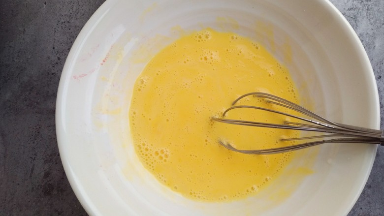 甜品诱惑~棉花纸杯奶油蛋糕,牛奶分次加入蛋黄中搅拌均匀