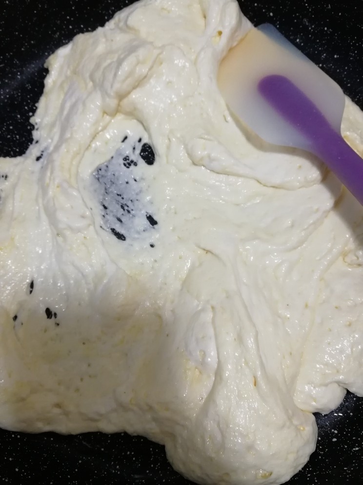 蔓越莓花生牛轧糖,棉花糖到第二步那个步骤就可以关火了啊，切记！
然后倒入奶粉，搅拌均匀，让奶粉充分被棉花糖吸收。