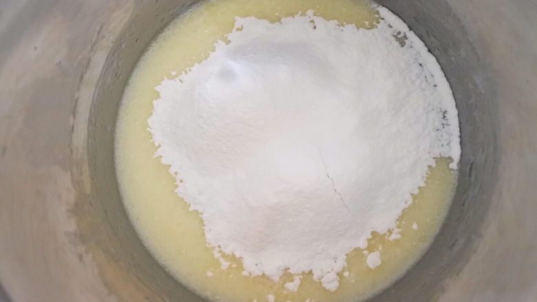 ⭐原味戚风蛋糕⭐
,然后筛入低筋面粉。用蛋抽按一字形的方式搅拌均匀，不要使劲打圈搅拌，这样容易使面粉起筋。