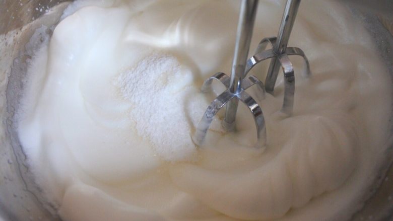 ⭐原味戚风蛋糕⭐
,最后蛋白出现明显纹路的时候，加入最后一次砂糖。