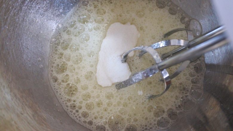 ⭐原味戚风蛋糕⭐
,这个时候预热烤箱，180度。开始打蛋白 ，打蛋器高速将蛋白打至有鱼眼泡的时候，第一次加入3/1的细砂糖。
