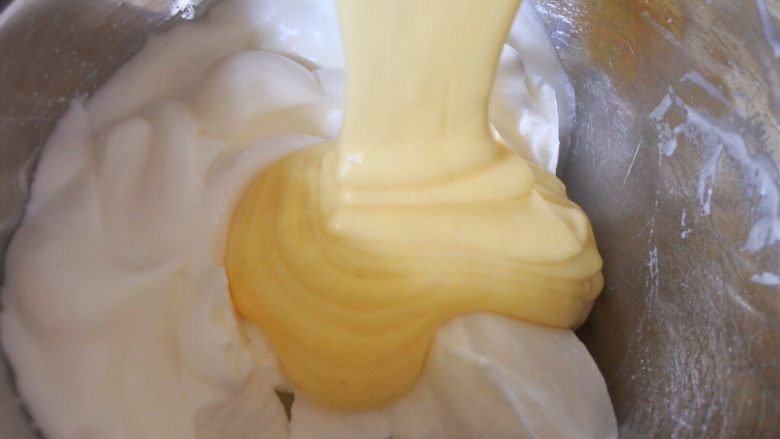 ⭐原味戚风蛋糕⭐
,再把蛋黄糊倒回剩余的蛋白里，再轻柔翻拌均匀。