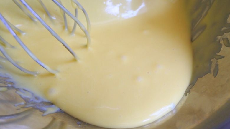 ⭐原味戚风蛋糕⭐
,同样用一字型的方式搅拌，搅拌成有光泽且均匀的蛋黄糊。