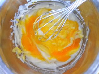 ⭐原味戚风蛋糕⭐
,蛋黄倒入刚刚搅拌均匀的面糊中。