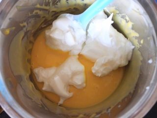 ⭐原味戚风蛋糕⭐
,然后将3/1的蛋白糊放到蛋黄糊里，翻拌均匀。