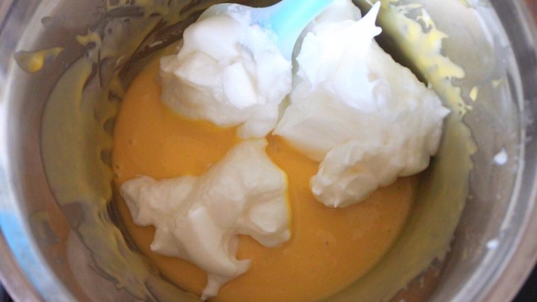 ⭐原味戚风蛋糕⭐
,然后将3/1的蛋白糊放到蛋黄糊里，翻拌均匀。