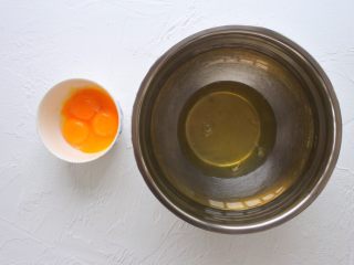⭐原味戚风蛋糕⭐
,将蛋白和蛋清分离，蛋白放入一个无油无水的干净盆里。