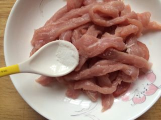京酱肉丝,洗干净切成条状，加入小半勺盐