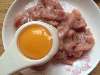 京酱肉丝,打入一个鸡蛋，分离出蛋黃，只用蛋清腌制肉