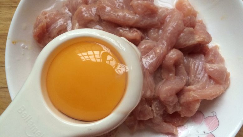 京酱肉丝,打入一个鸡蛋，分离出蛋黃，只用蛋清腌制肉