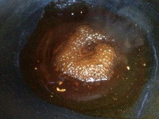 京酱肉丝,锅中留少许油，倒入酱汁，中火炒到油亮