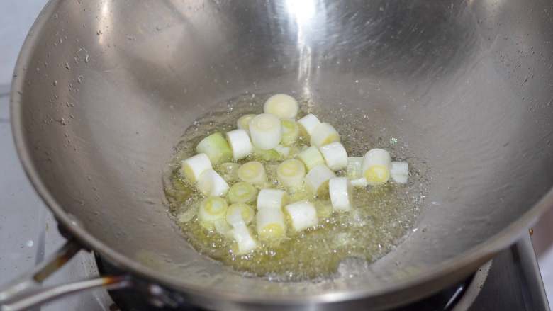 葱油南瓜焖饭,起锅倒油，炒香葱段。