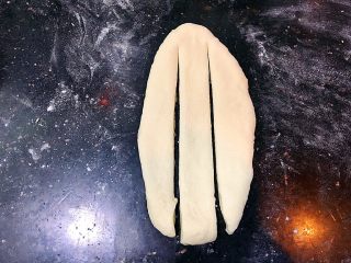 益力多葡萄干辫子面包,切成三条，顶端不要切段。