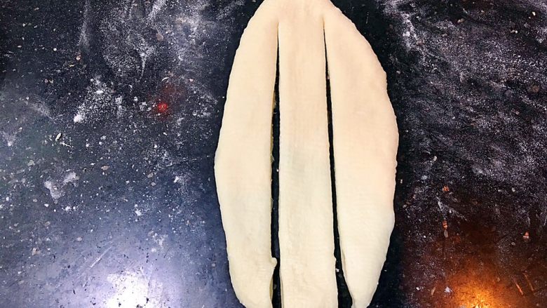 益力多葡萄干辫子面包,切成三条，顶端不要切段。