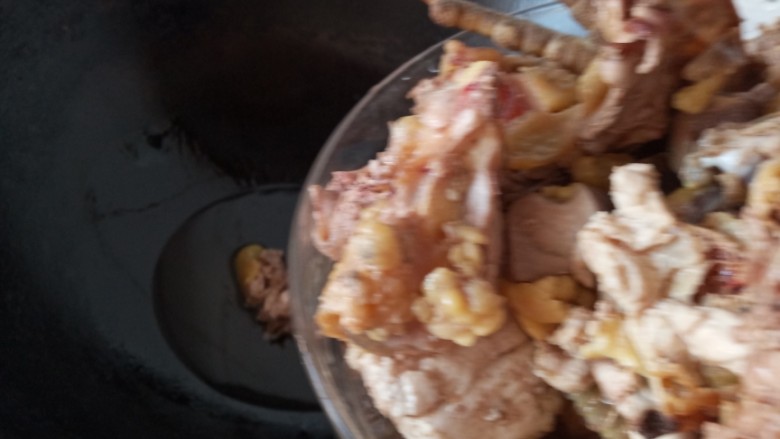 东北菜之红烧鸡块炖土豆,把鸡肉放进去，炒出鸡油。炒到鸡肉微黄