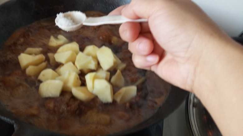 东北菜之红烧鸡块炖土豆,加盐调味。继续炖到土豆软烂即可