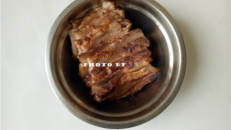 四川烧白,将五花肉切片，肉皮朝下，如图铺在碗底；