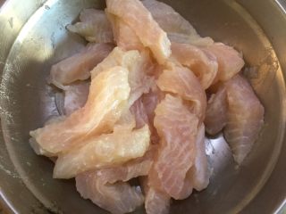 酸菜泡椒龙俐鱼,鱼肉放在一旁备用