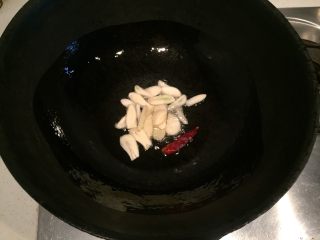 酸菜泡椒龙俐鱼,放少许油，大蒜和辣椒炒香