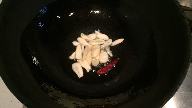 酸菜泡椒龙俐鱼,放少许油，大蒜和辣椒炒香