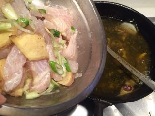 酸菜泡椒龙俐鱼,腌制好的鱼肉下锅