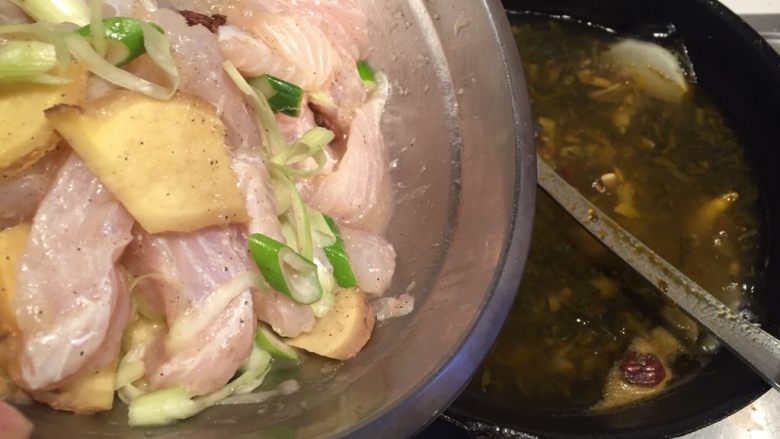 酸菜泡椒龙俐鱼,腌制好的鱼肉下锅