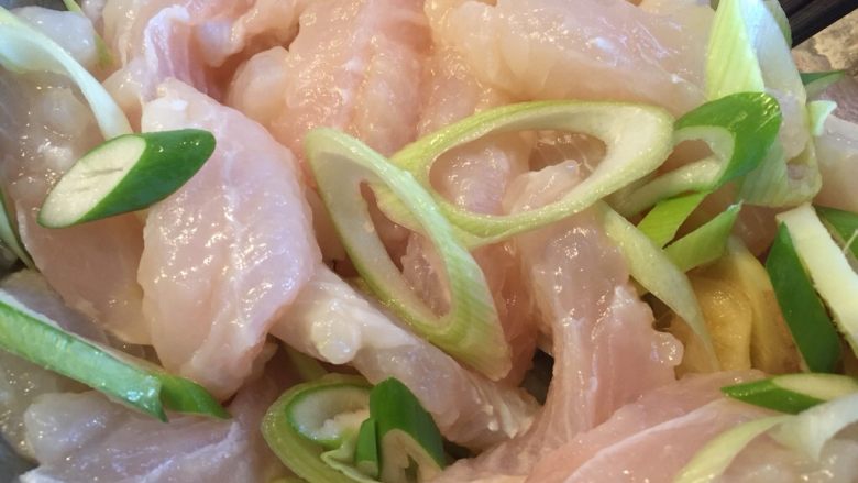 酸菜泡椒龙俐鱼,混合均匀