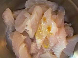 酸菜泡椒龙俐鱼,滴几滴油进去，目的是为了锁住水分，吃起来口感嫩滑
