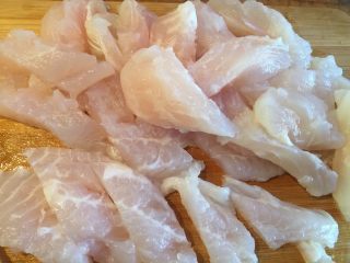 酸菜泡椒龙俐鱼,切成3cm左右宽的小块