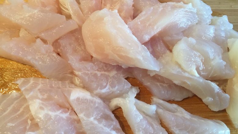 酸菜泡椒龙俐鱼,切成3cm左右宽的小块