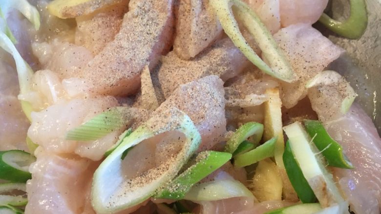 酸菜泡椒龙俐鱼,撒少许在盆中