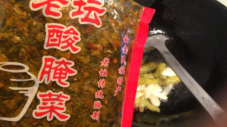 酸菜泡椒龙俐鱼,倒入酸菜