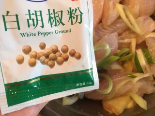 酸菜泡椒龙俐鱼,准备好白胡椒粉