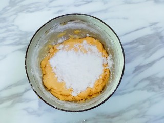 牛奶芋圆,慢慢的加入木薯粉，可以揉成面团即可