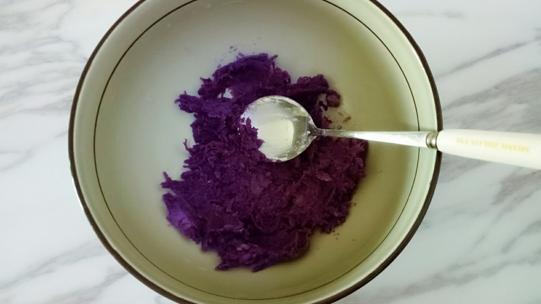 牛奶芋圆,紫薯煮熟后，去死放入碗中，用勺子压成紫薯泥