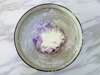 牛奶芋圆,紫薯比较干，木薯粉少量加入，揉成面团即可