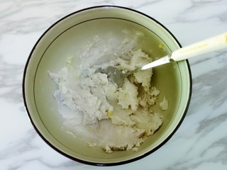 牛奶芋圆,芋头煮熟后，去死放入碗中，用勺子压成芋头泥