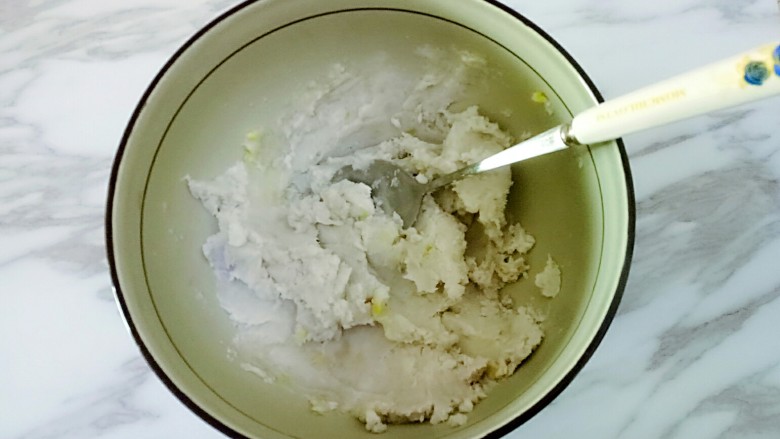 牛奶芋圆,芋头煮熟后，去死放入碗中，用勺子压成芋头泥