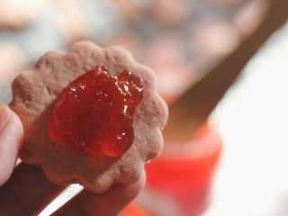 草莓酱夹“心”饼干,取完整的饼干涂上适量的草莓酱。