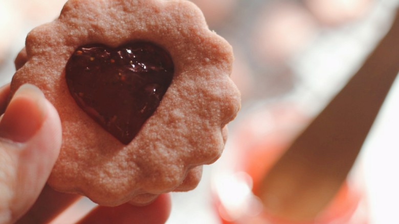 草莓酱夹“心”饼干,将带有心形图案的饼干盖在草莓酱上即可。