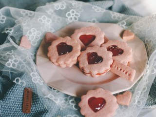 草莓酱夹“心”饼干,尝一口甜蜜蜜爱情的味道～