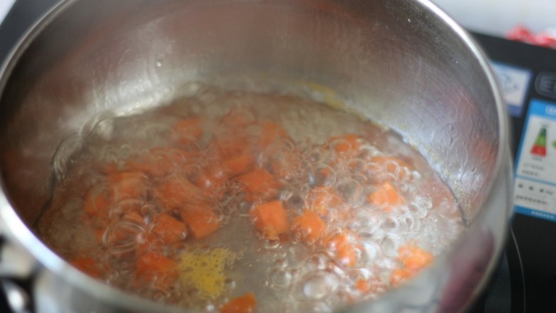 网红胡萝卜奶香网格蛋饼,胡萝卜丁放入沸水中焯一下，大概2.3分钟即可。