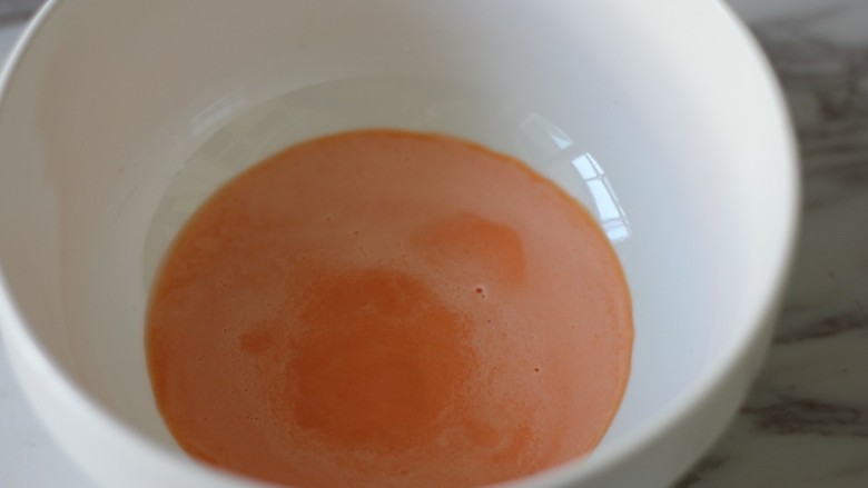 网红胡萝卜奶香网格蛋饼,打好的胡萝卜奶糊放入大碗中。