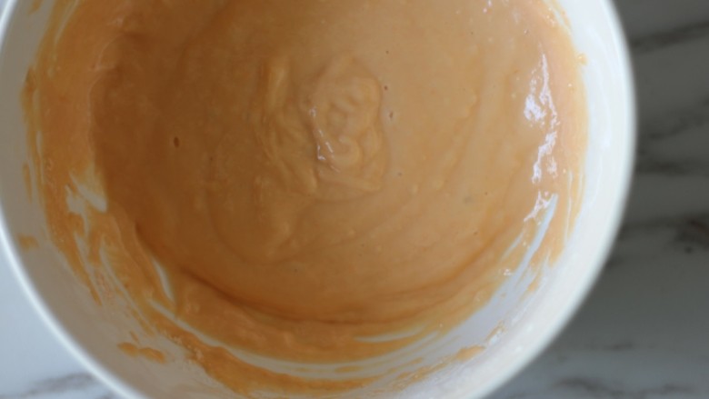 网红胡萝卜奶香网格蛋饼,搅拌成顺滑浓稠但有一定流动性的面糊。