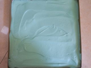⭐蓝天白云咸奶油蛋糕卷⭐,用刮刀把表面稍微抹平。进烤箱，上下火180度，中层烤18分钟。